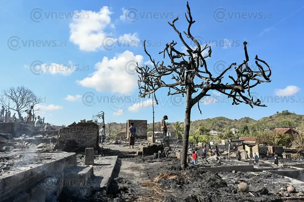 Kebakaran Desa Adat Tradisional Sade di Lombok