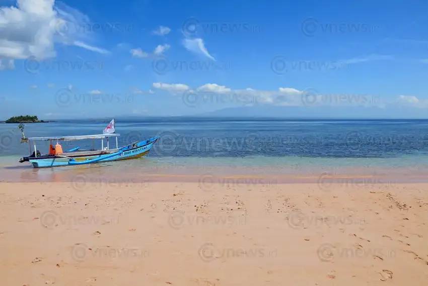 Wisata Pantai Pink di Lombok Timur