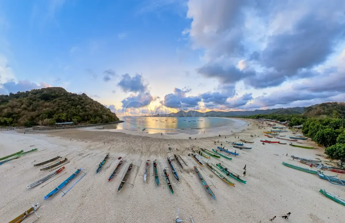 Panorama Pantai Selong Belanak Jelang Matahari Terbenam