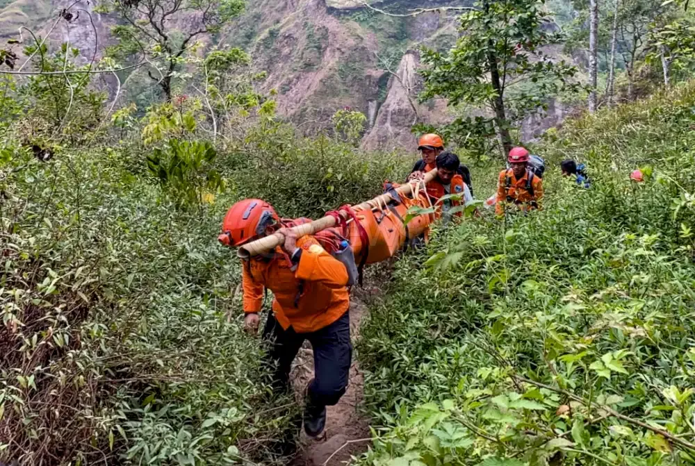 Tim SAR Gabungan Evakuasi Jenazah Pendaki yang Jatuh di Jalur Pendakian Torean Rinjani