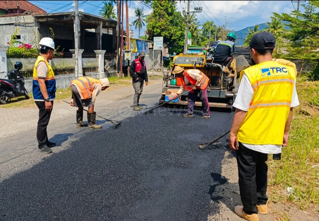 Belum Sepekan Dibentuk Gubernur, TRC Infrastruktur NTB Gerak Cepat Perbaiki Jalan Kuripan–Kediri