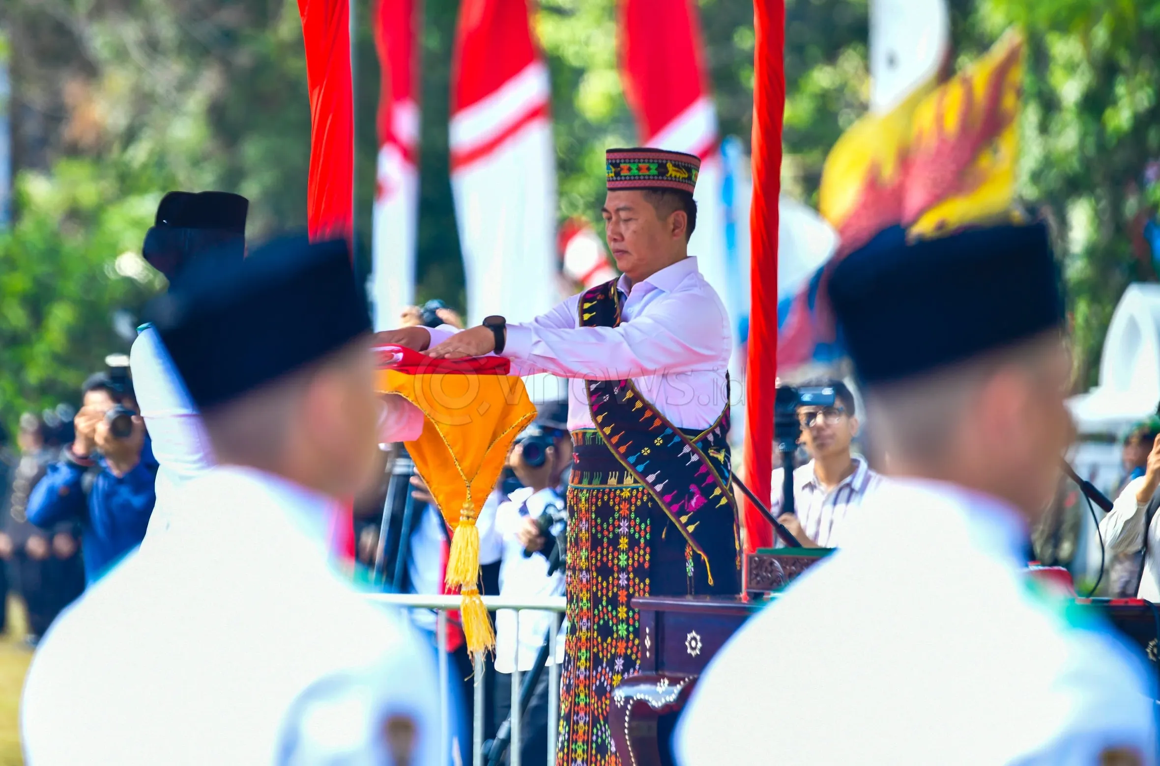 Kenakan Pakaian Adat Manggarai di HUT ke-81 RI, Gubernur NTB Kirim Pesan Solidaritas Bencana