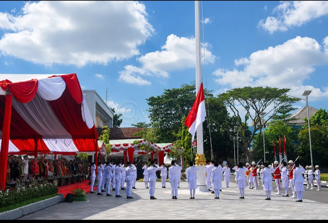 Kenakan Pakaian Adat Manggarai di HUT ke-81 RI, Gubernur NTB Kirim Pesan Solidaritas Bencana
