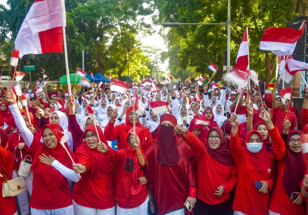 Sambut HUT ke-81 RI, Pemprov NTB dan Pemkot Mataram Gelar Gerakan Pembagian Bendera Merah Putih