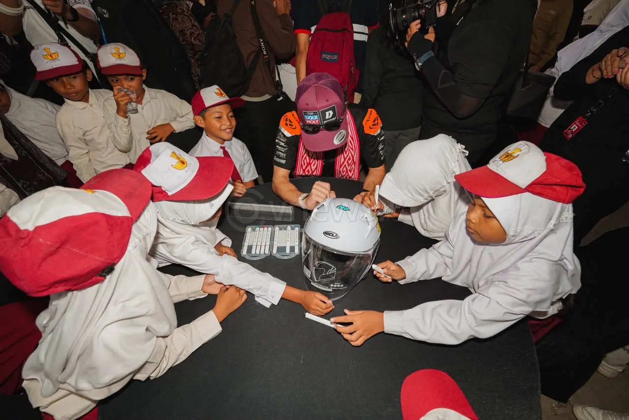 Riders Go to School Menyapa SDN 2 Kuta Mandalika, Lima Pembalap Moto2 dan Moto3 Bawa Semangat #IndonesianHeroes