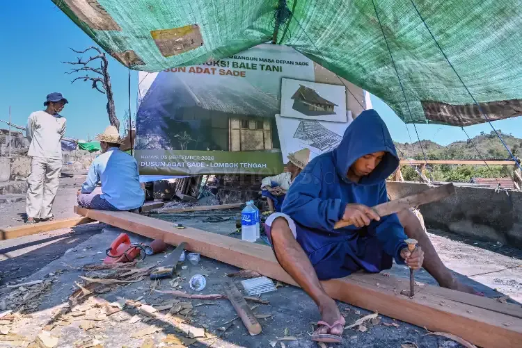 "Nyemulak", Awali Rekonstruksi Desa Adat Sade