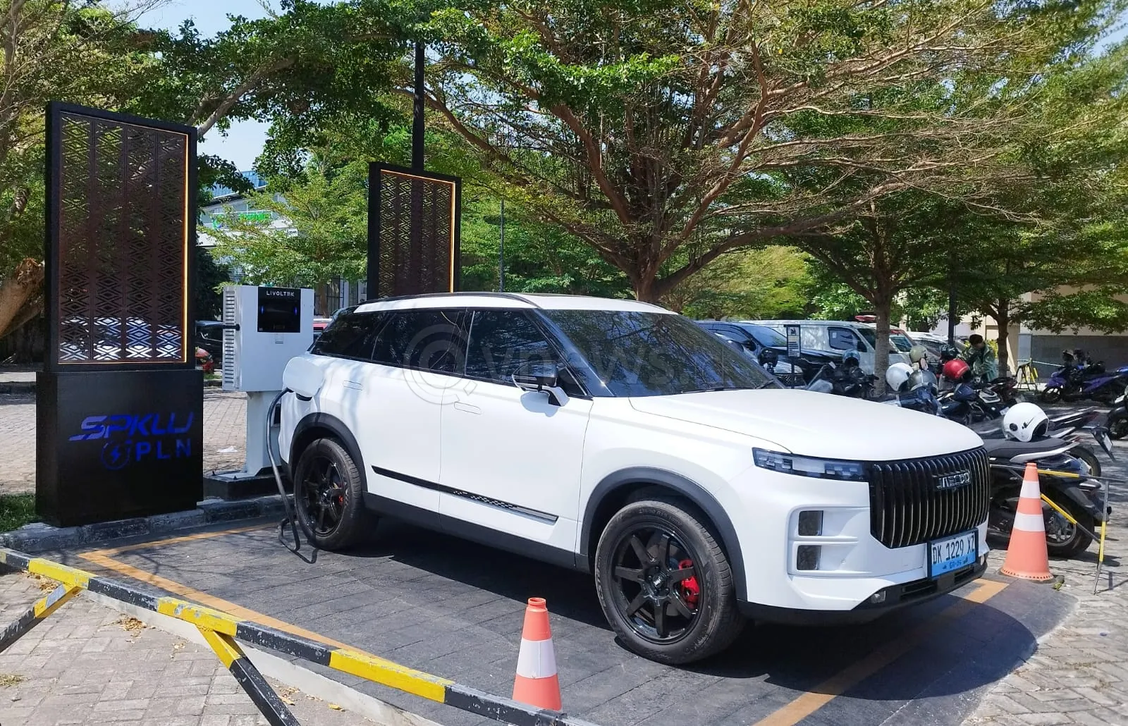 Perkuat Ekosistem Kendaraan Listrik, PLN Hadirkan Layanan SPKLU di Lombok Garden Hotel