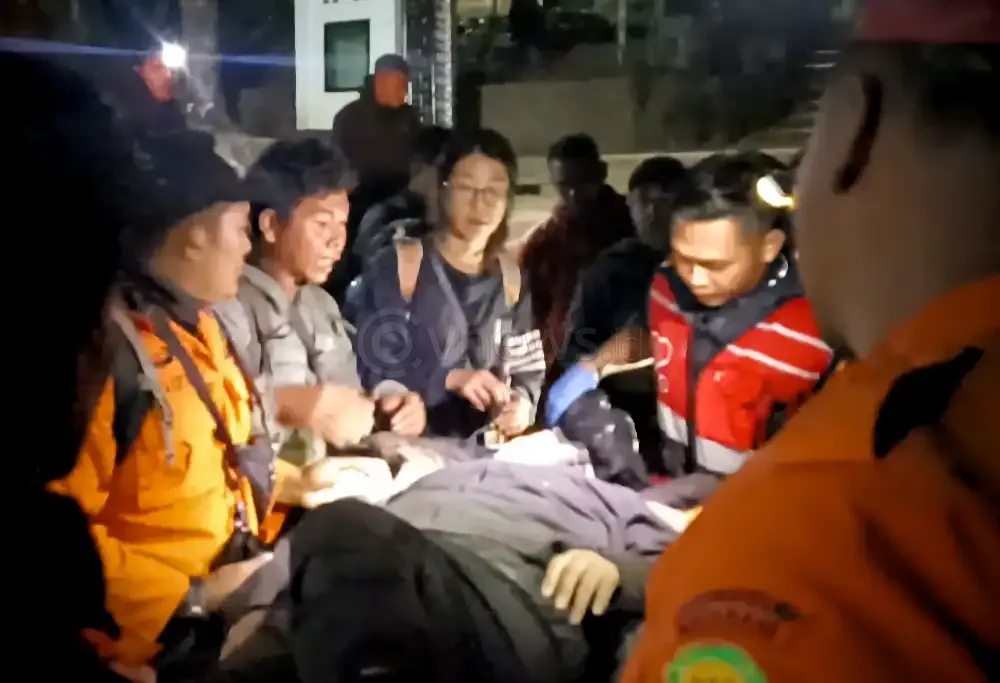 WNA Asal China Berhasil Dievakuasi Selamat oleh Tim SAR Gabungan Usai Alami Kecelakaan di Gunung Rinjani