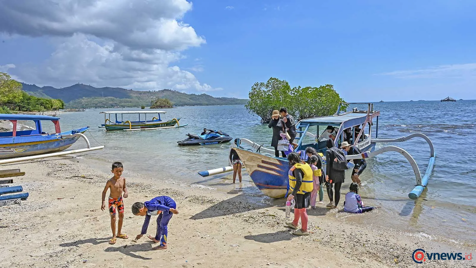 Berwisata kuliner di restoran terapung Blue Fin Lombok Sekotong