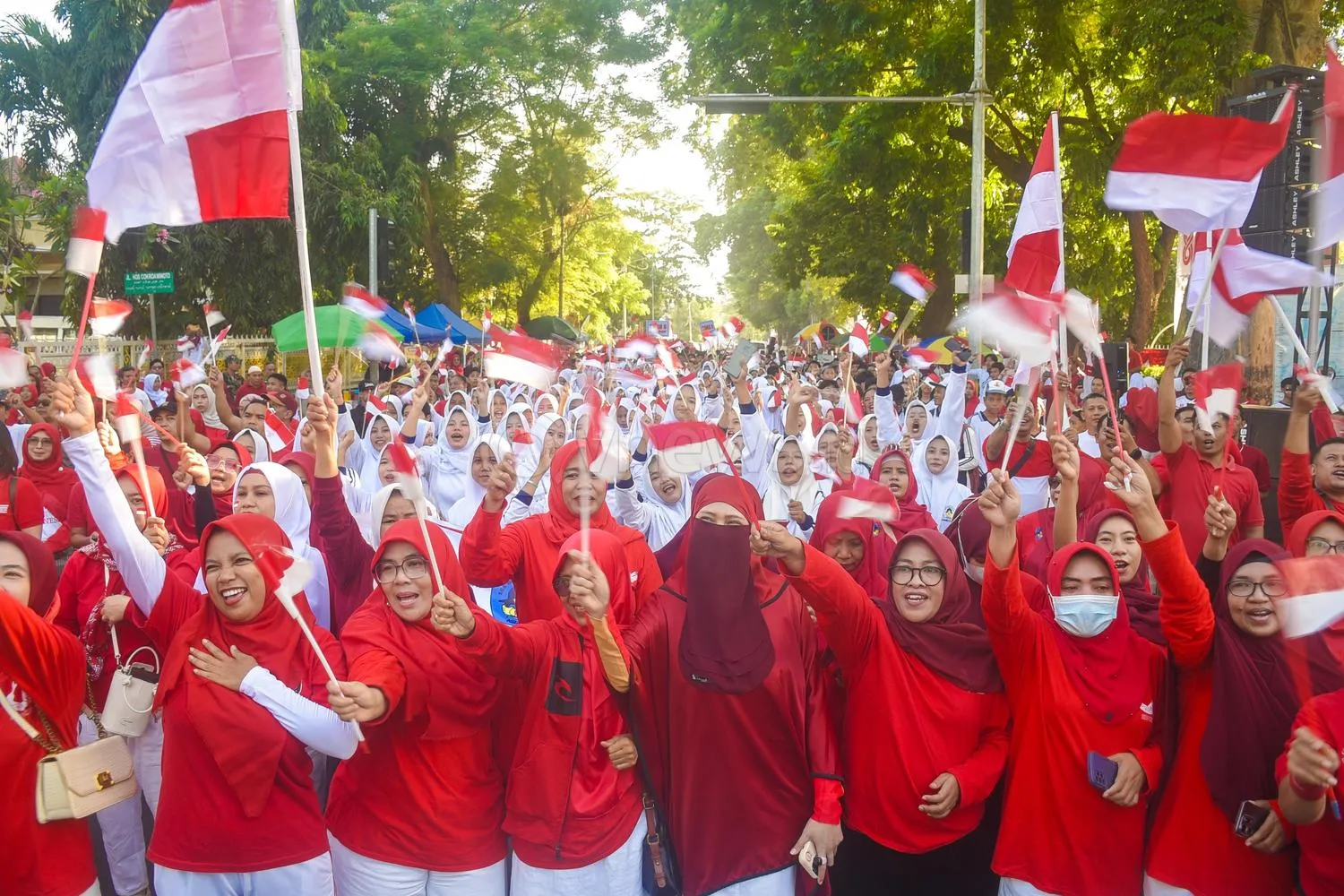 Sambut HUT ke-81 RI, Pemprov NTB dan Pemkot Mataram Gelar Gerakan Pembagian Bendera Merah Putih
