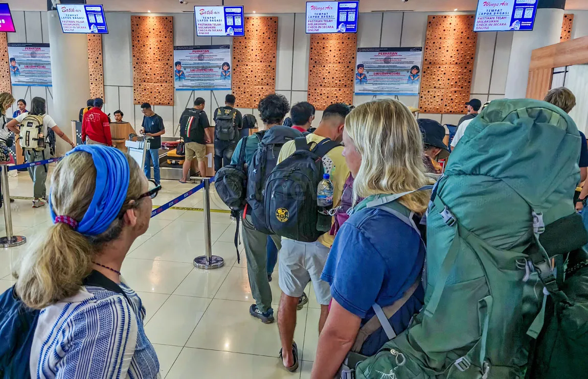 Aktivitas penumpang di Bandara Komodo pascagempa NTT