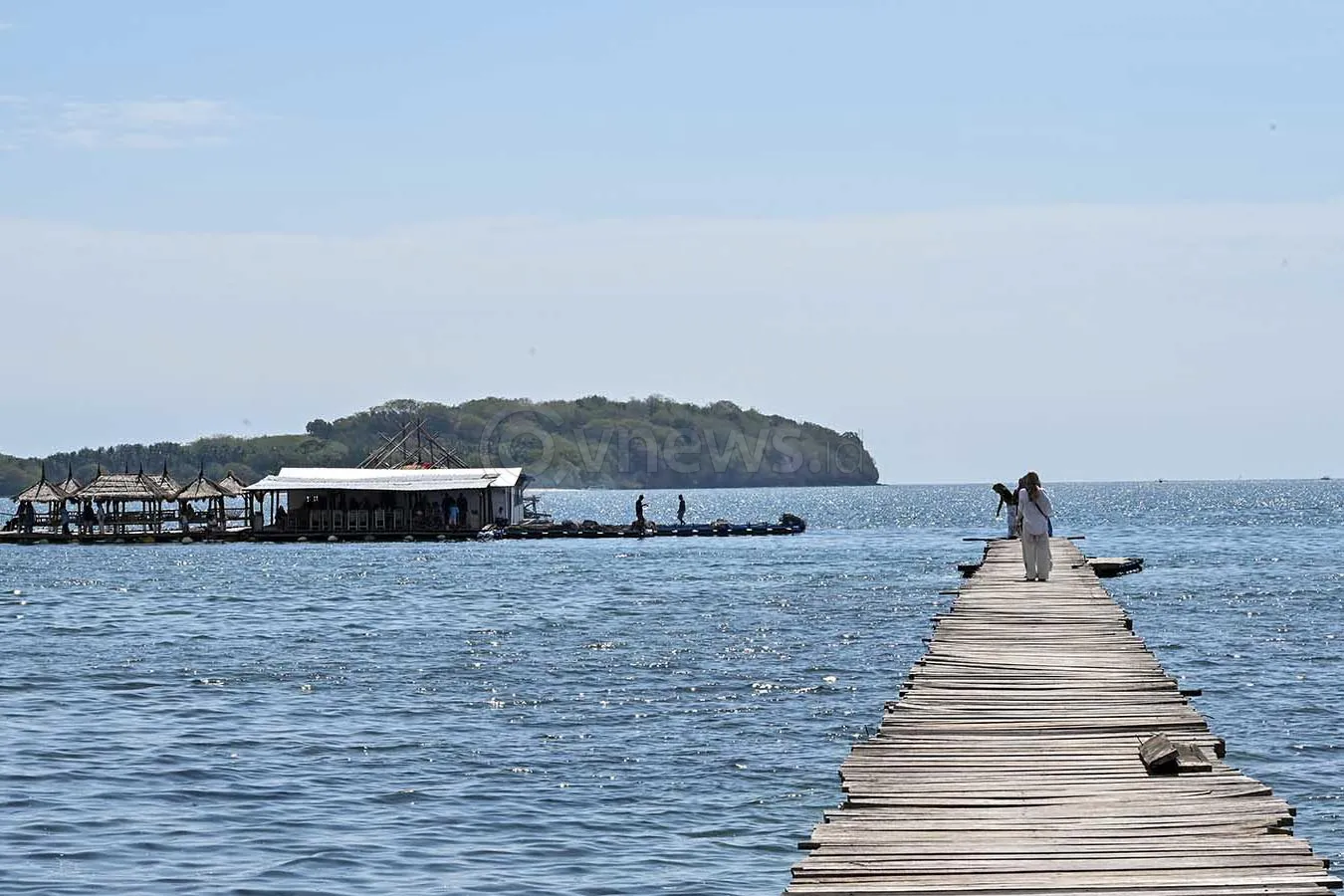 Berwisata kuliner di restoran terapung Blue Fin Lombok Sekotong