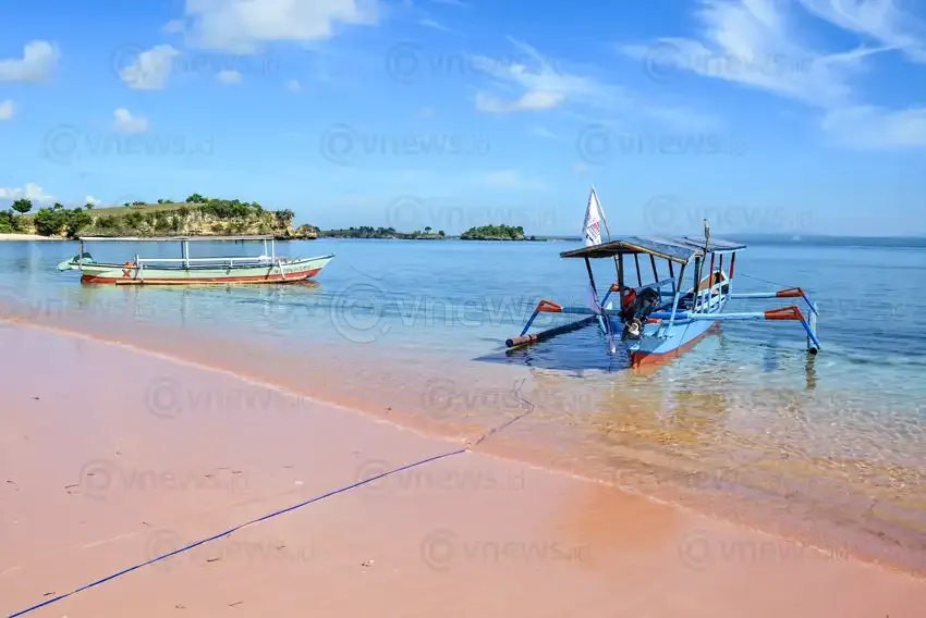 Wisata Pantai Pink di Lombok Timur