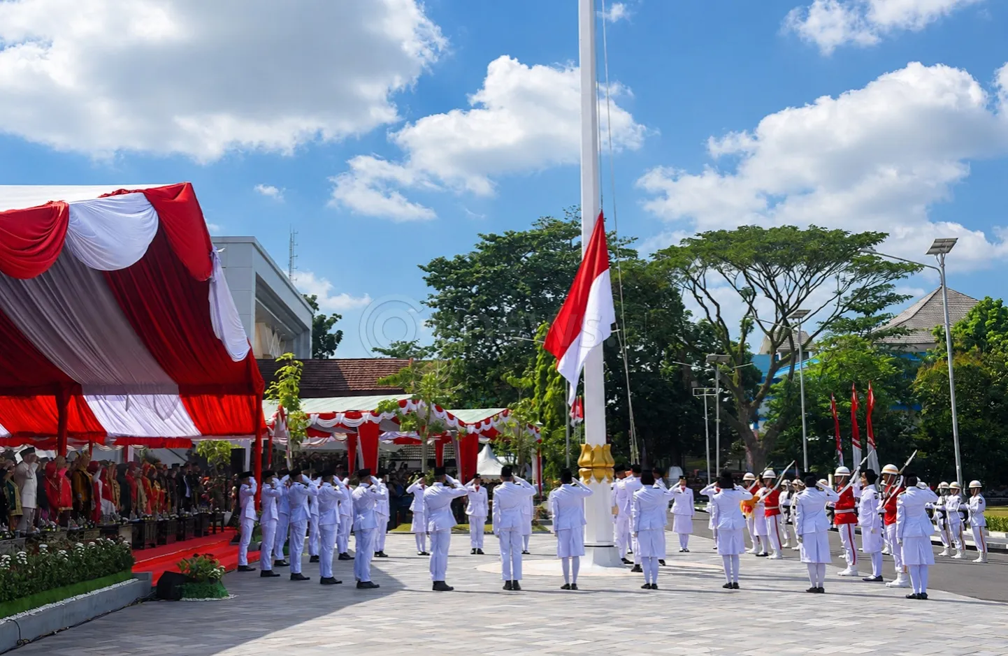 Kenakan Pakaian Adat Manggarai di HUT ke-81 RI, Gubernur NTB Kirim Pesan Solidaritas Bencana