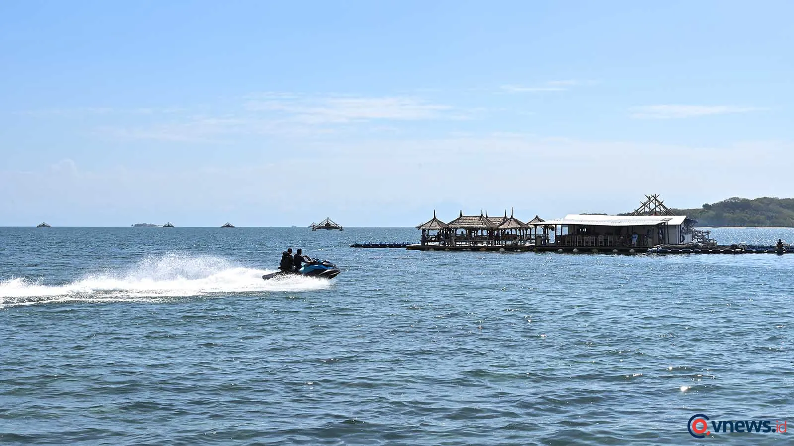 Berwisata kuliner di restoran terapung Blue Fin Lombok Sekotong