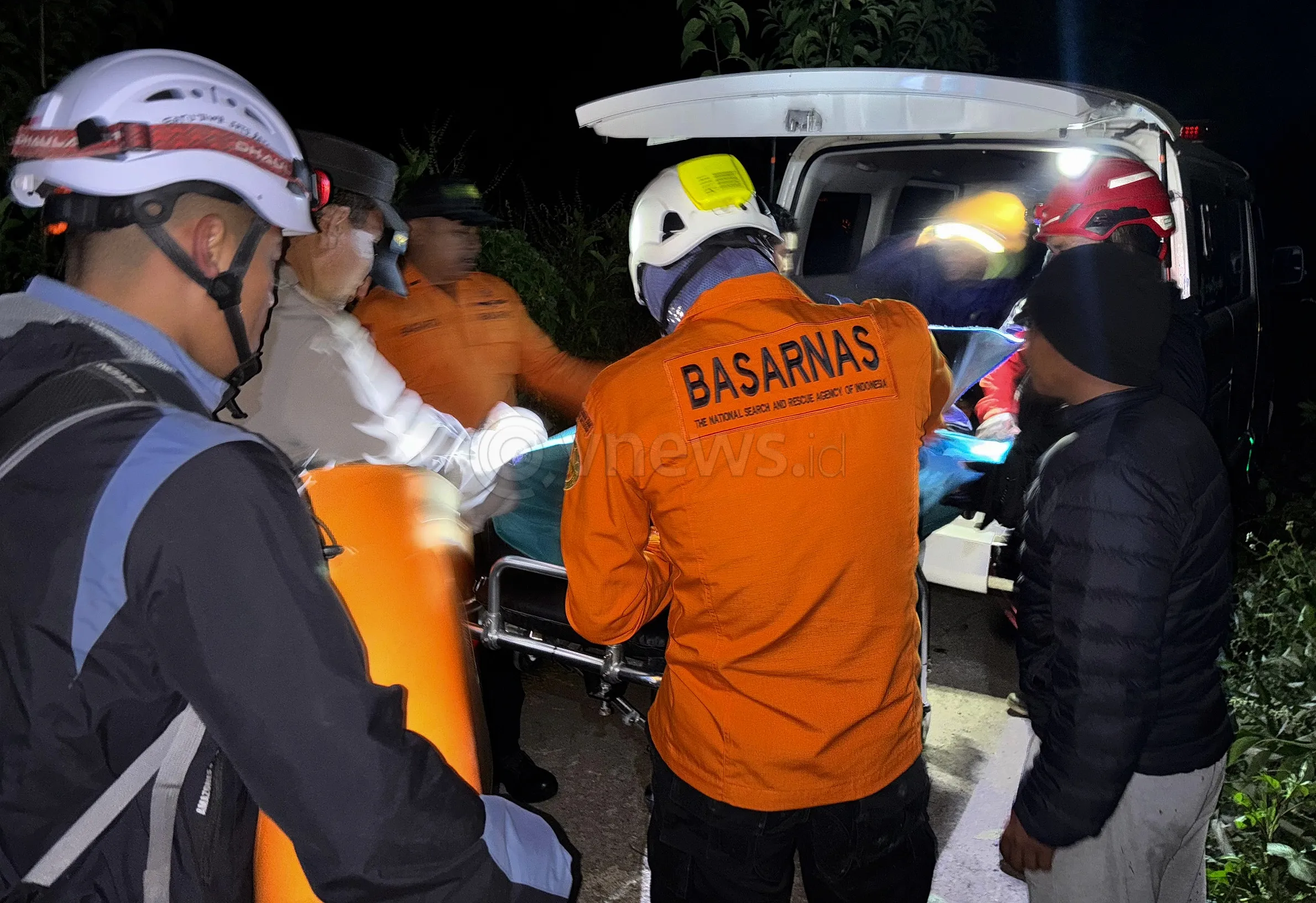 Tim SAR Evakuasi Korban Hipotermia di Bukit Savana Dandaun