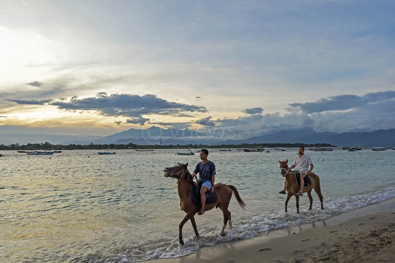 Wisata menunggang kuda berkeliling pantai Gili Trawangan
