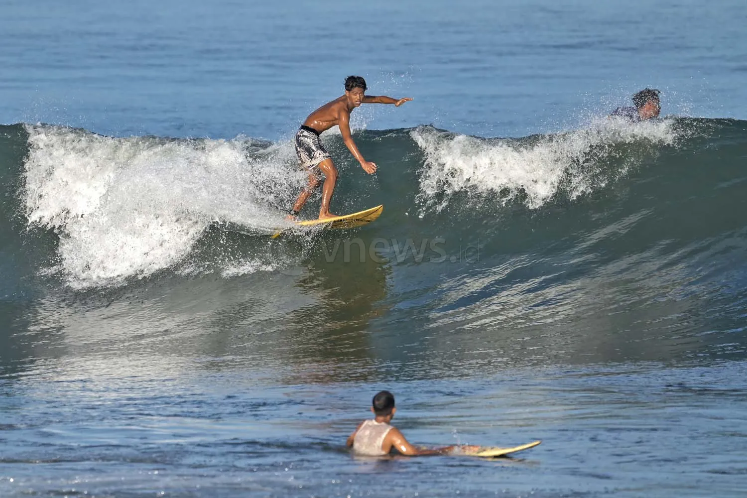 Berselancar di pantai Ampenan