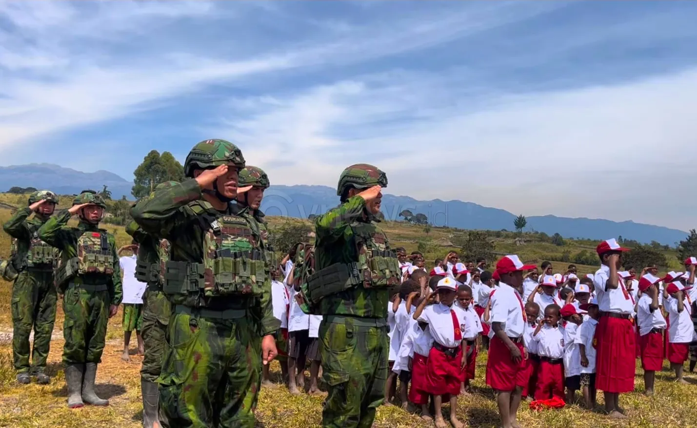 Senyum Merah Putih di Ujung Negeri, Prajurit Satgas Yonif 742/ SWY Koops TNI Habema Rajut Asa Anak Kuyawage Saat HUT ke-81 RI