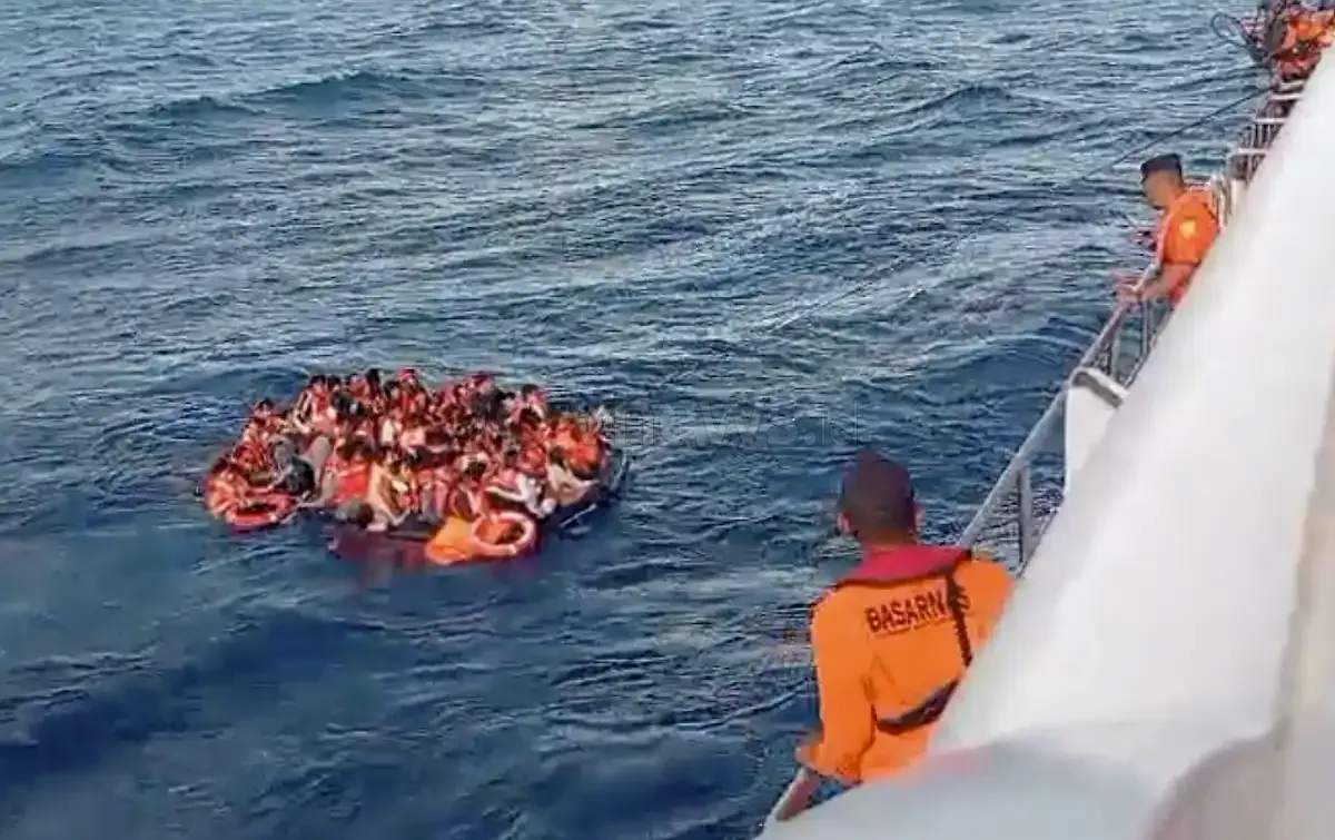 Kapal KMP Putri Yasmin Terbakar di Perairan Selat Lombok Sekotong