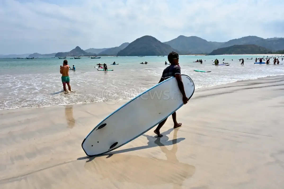 Berwisata sambil belajar selancar di Pantai Selong Belanak