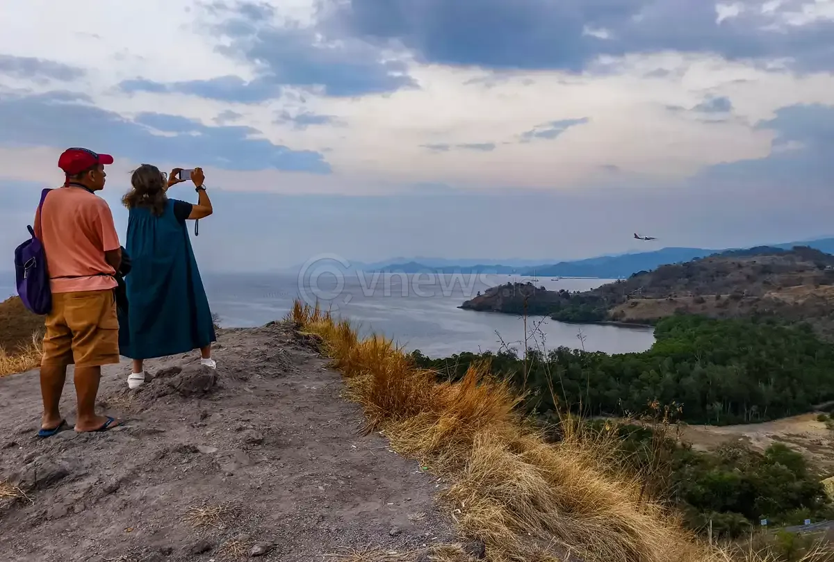 Menikmati Senja dari Bukit Amelia Sea View