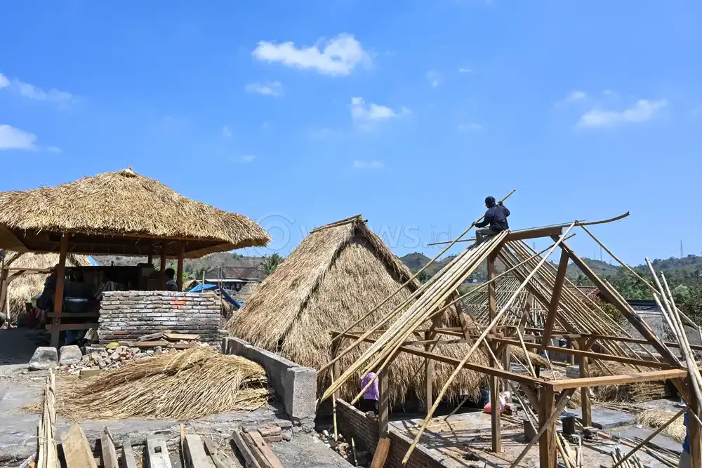 Warga Sade bangun kembali rumah adat pascakebakaran