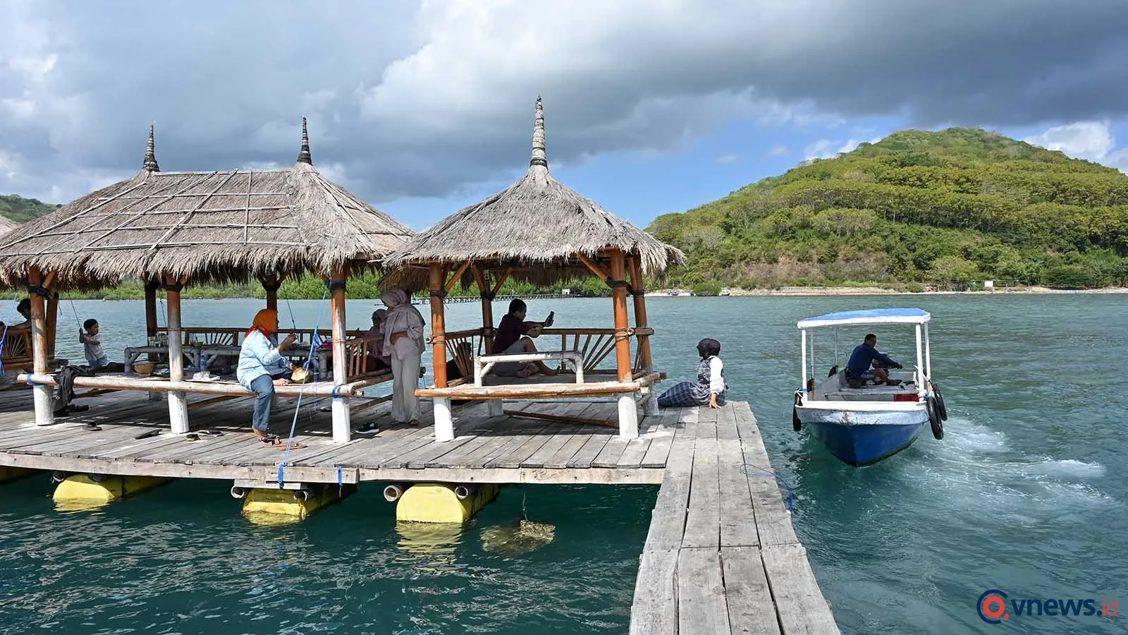 Berwisata kuliner di restoran terapung Blue Fin Lombok Sekotong