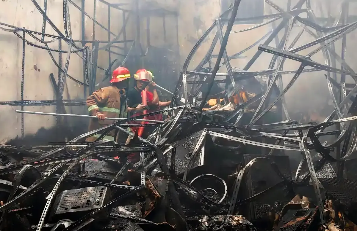 Kebakaran gudang di kompleks pertokoan Cakranegara