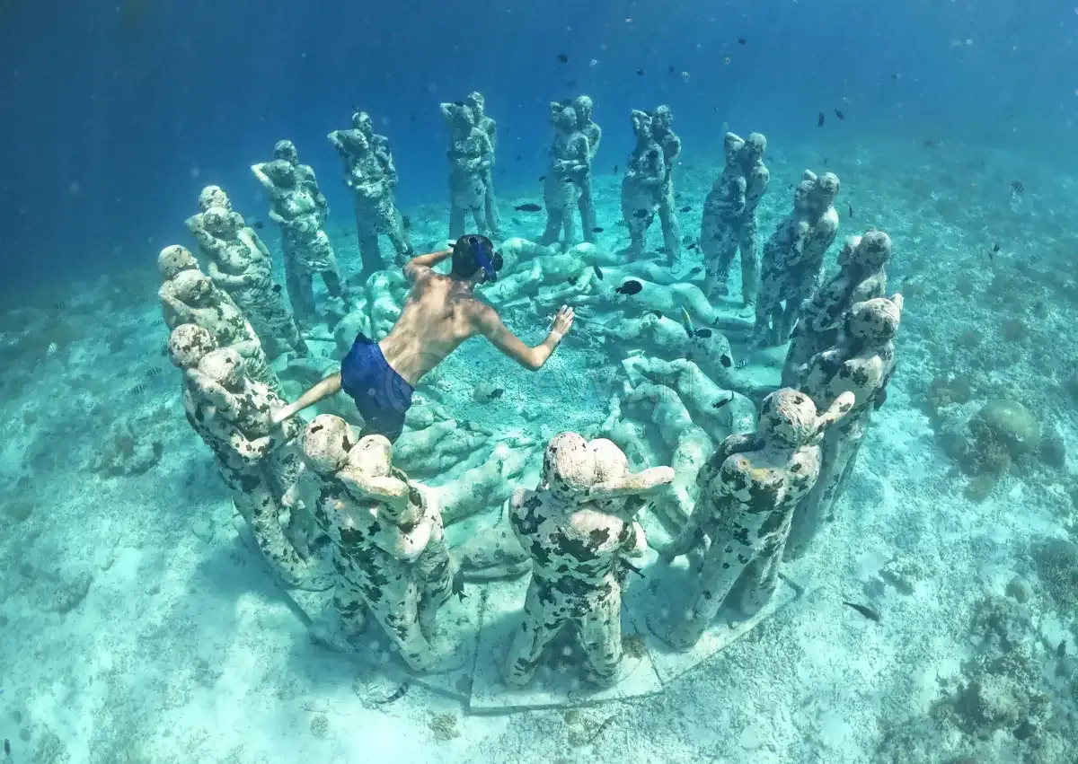 Melihat patung Nest di dalam laut Gili