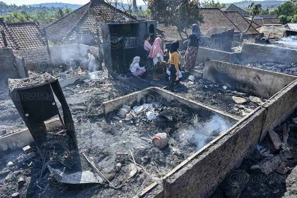 Kebakaran Desa Adat Tradisional Sade di Lombok