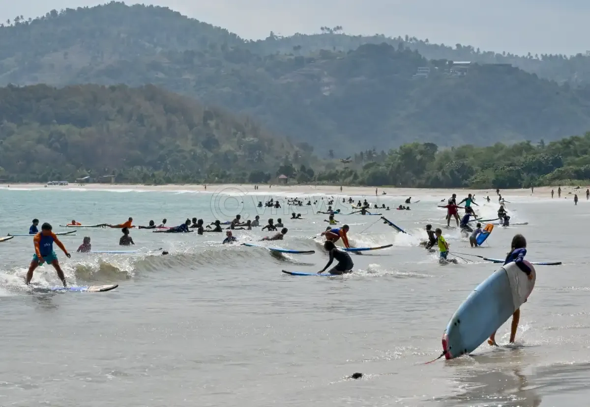 Berwisata sambil belajar selancar di Pantai Selong Belanak