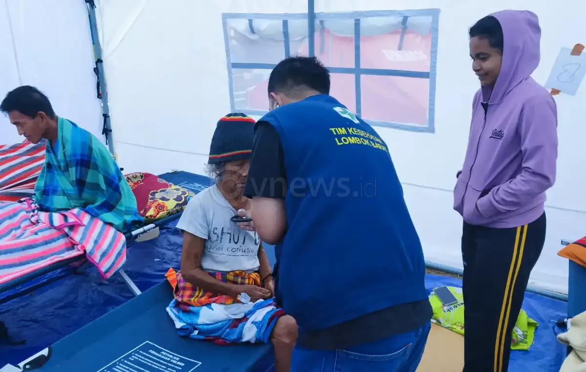 Visite pagi Tim Emergency Medical Dinas Kesehatan Lombok Barat NTB di Pos Kesehatan SMPN 1 Lamba Leda, Manggarai Timur, NTT