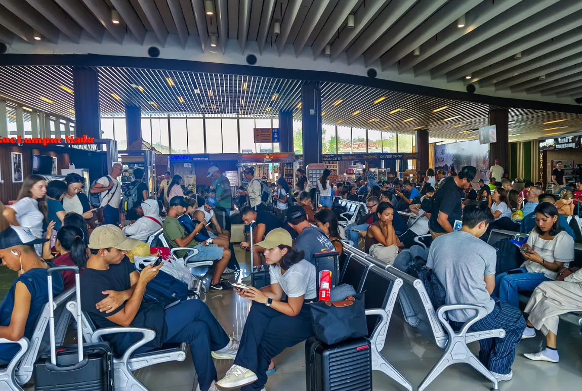 Aktivitas penumpang di Bandara Komodo pascagempa NTT