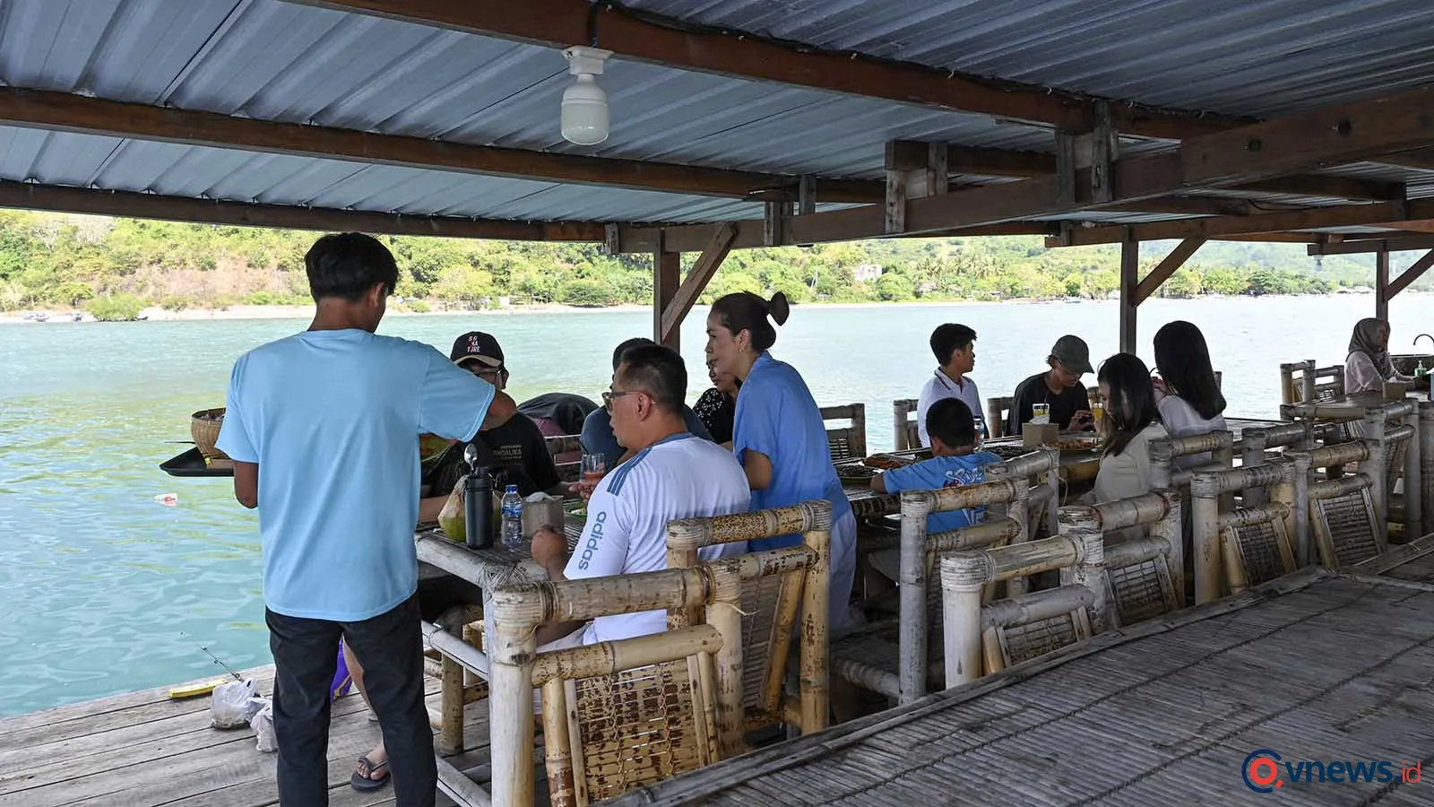 Berwisata kuliner di restoran terapung Blue Fin Lombok Sekotong