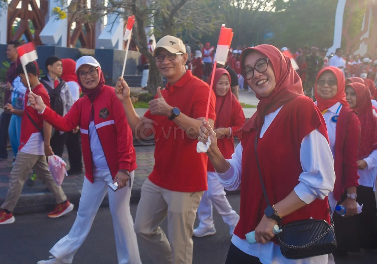 Sambut HUT ke-81 RI, Pemprov NTB dan Pemkot Mataram Gelar Gerakan Pembagian Bendera Merah Putih