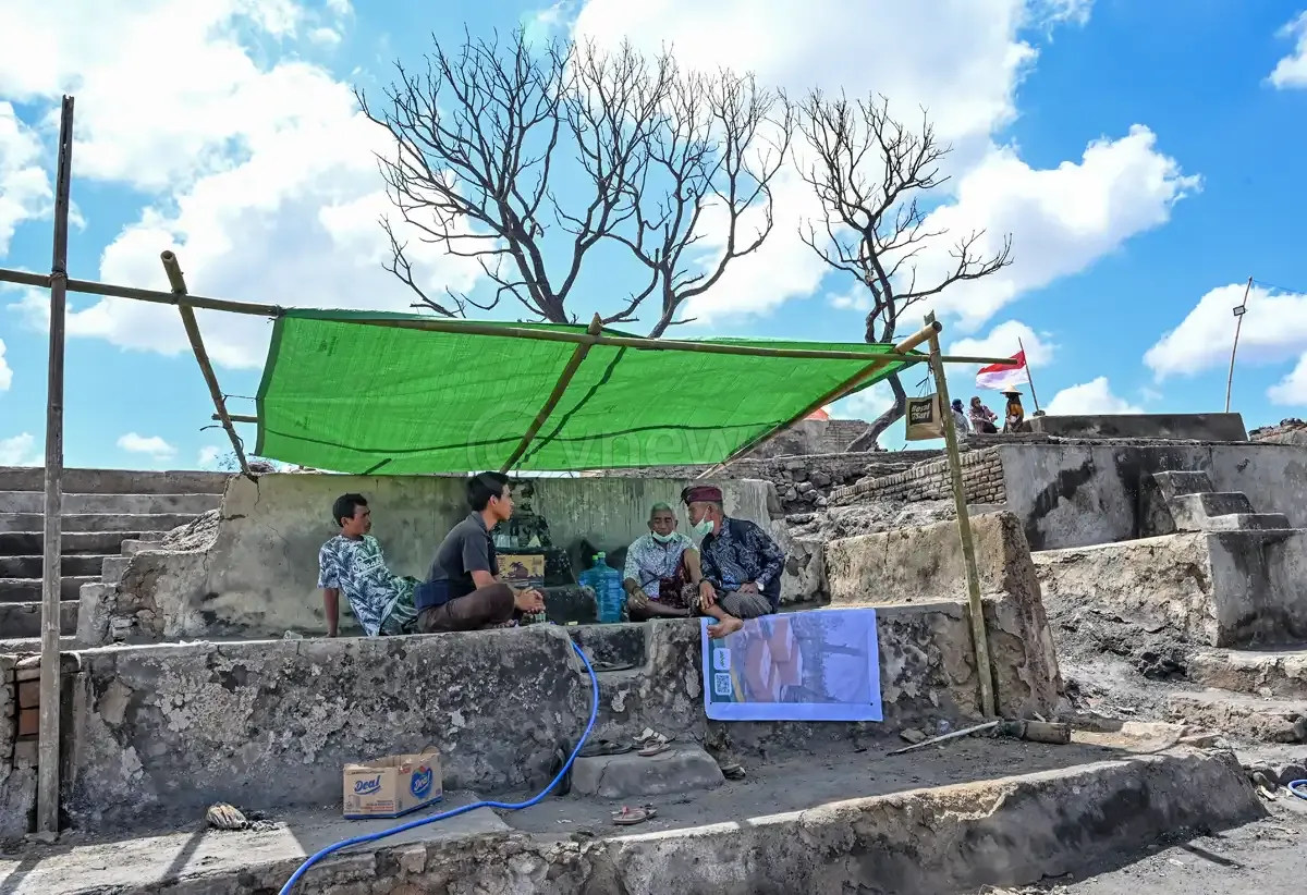 Warga adat Sade bangun tenda di lokasi kebakaran