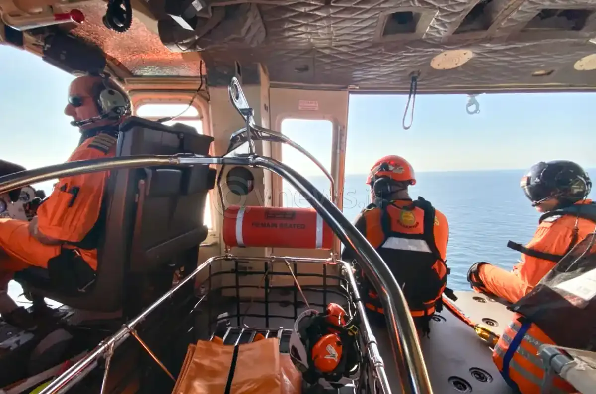 Hari Ketiga Pencarian Kapal Terbakar di Selat Lombok, Tim SAR Kerahkan 3 Kapal dan 1 Helikopter