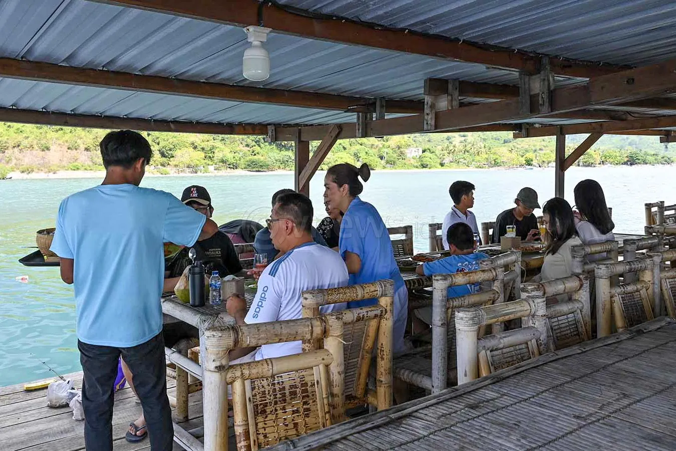 Berwisata kuliner di restoran terapung Blue Fin Lombok Sekotong