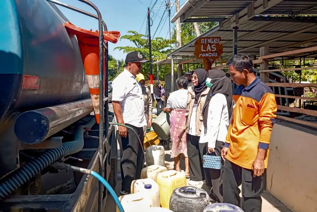 Penyaluran air bersih ke daerah terdampak kekeringan di Lombok Barat