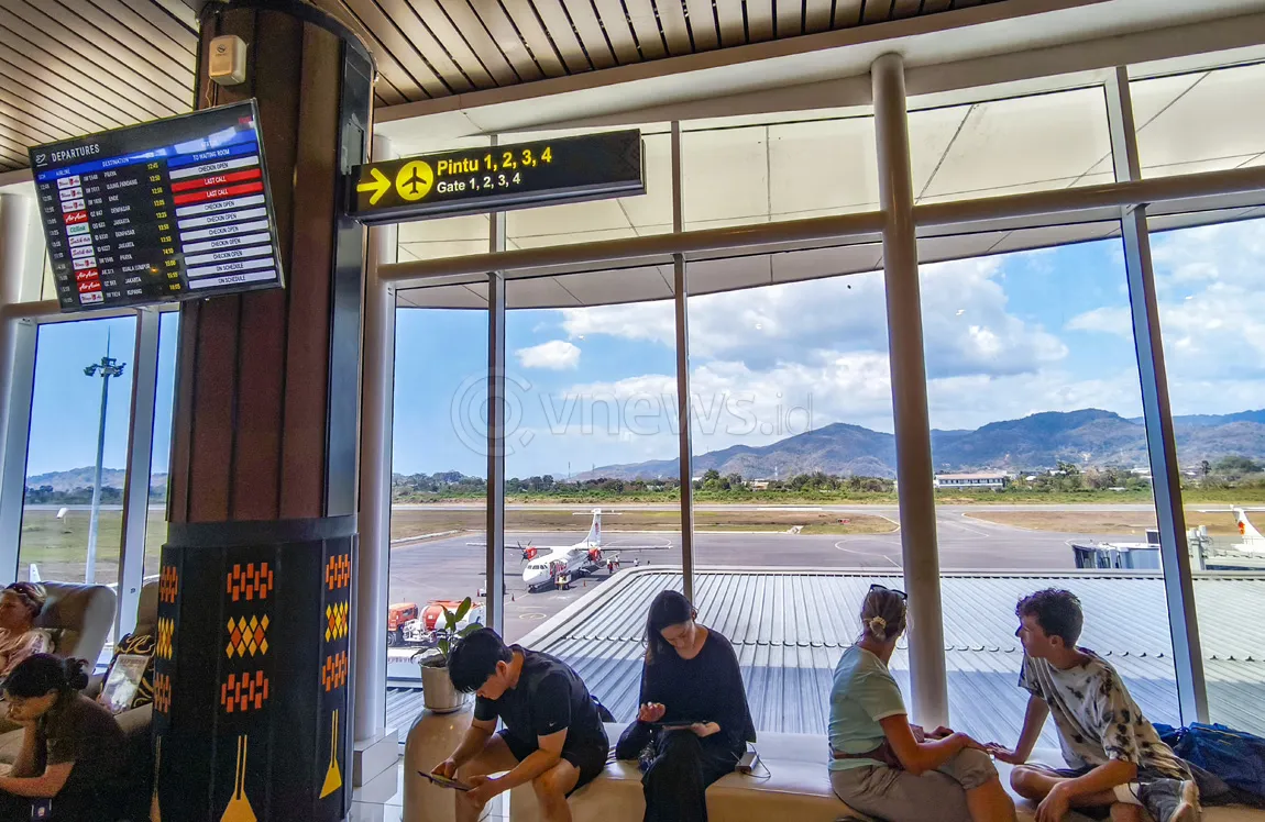Aktivitas penumpang di Bandara Komodo pascagempa NTT