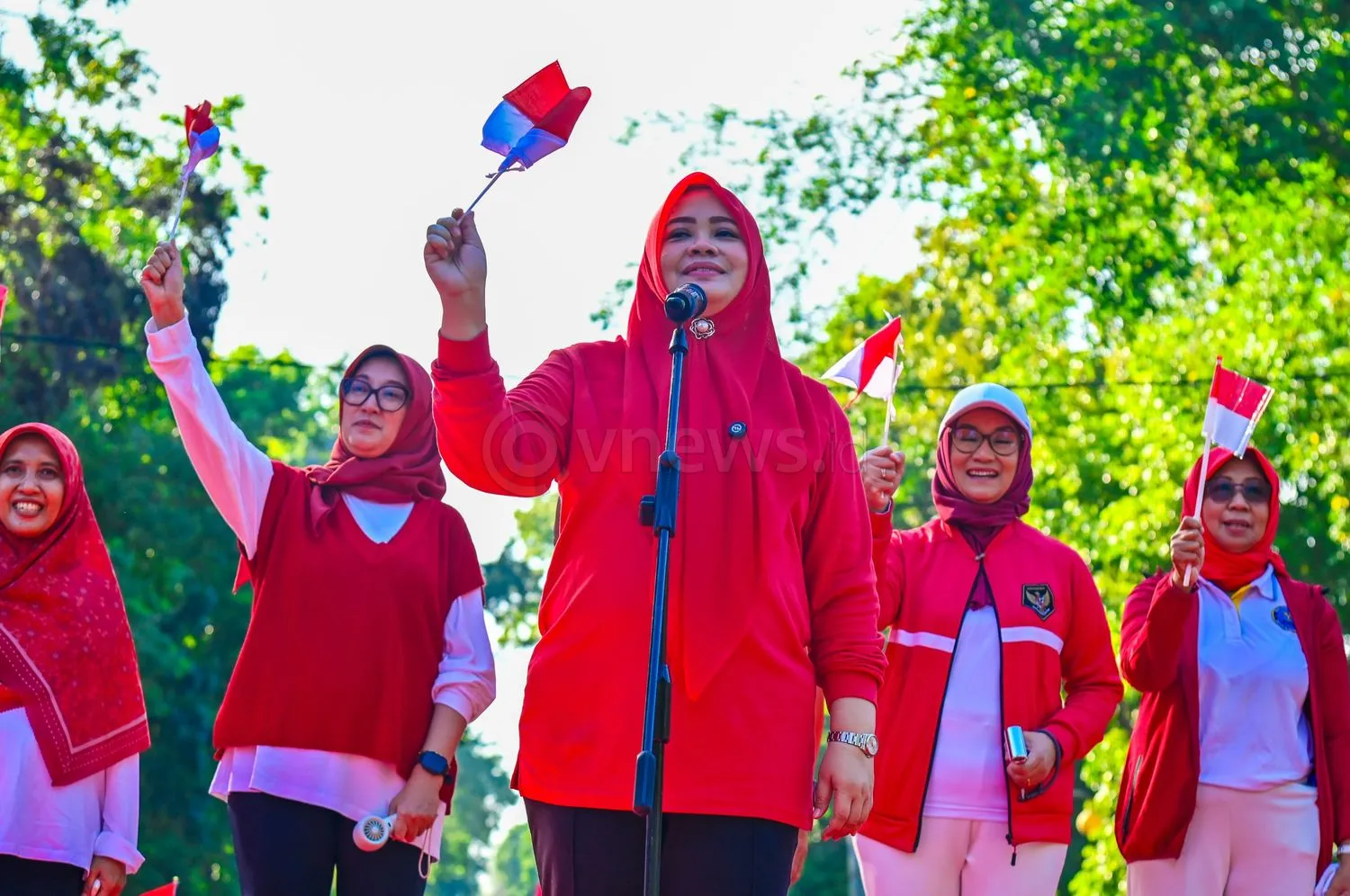 Sambut HUT ke-81 RI, Pemprov NTB dan Pemkot Mataram Gelar Gerakan Pembagian Bendera Merah Putih