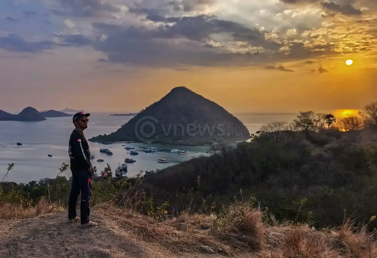 Menikmati Senja dari Bukit Amelia Sea View