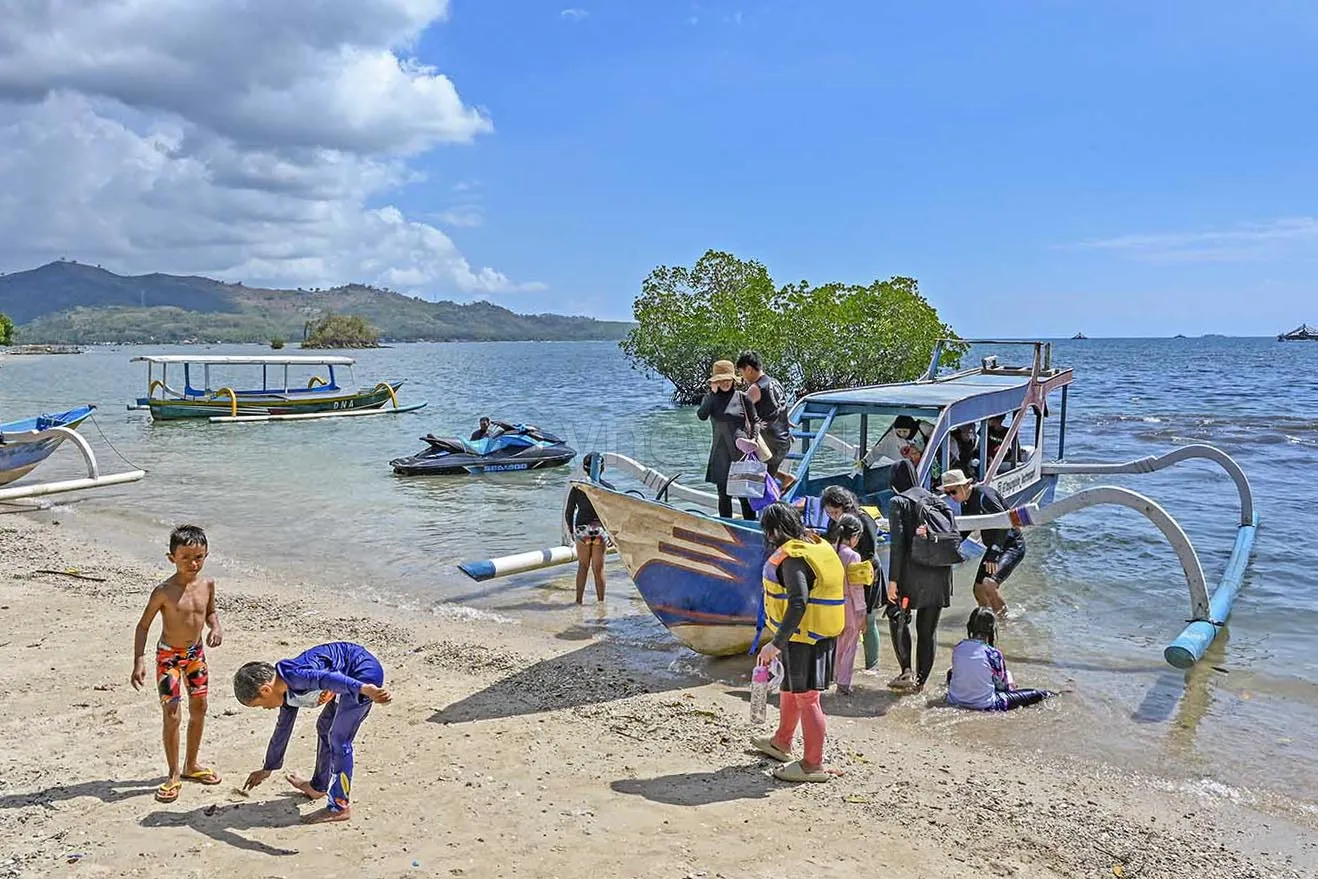 Berwisata kuliner di restoran terapung Blue Fin Lombok Sekotong