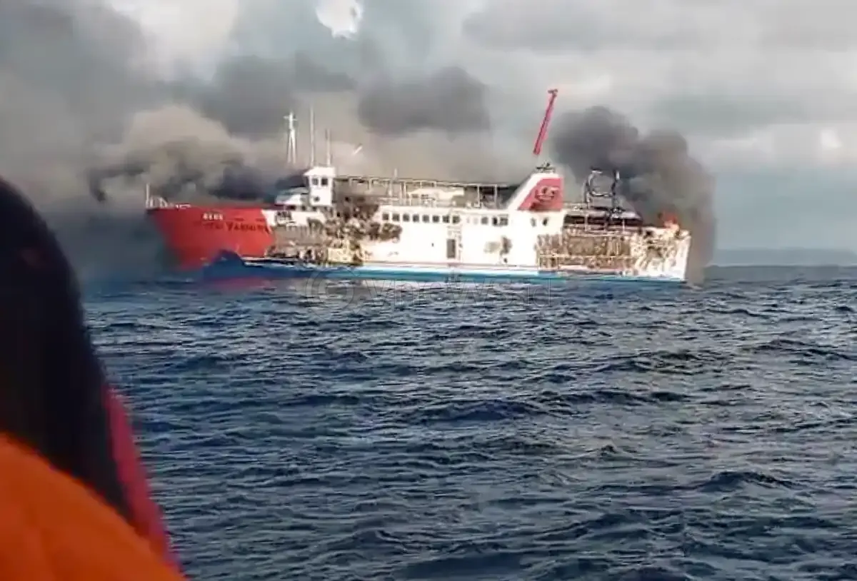 Kapal KMP Putri Yasmin Terbakar di Perairan Selat Lombok Sekotong