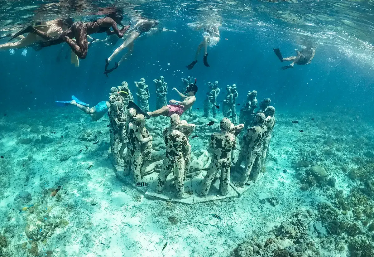 Melihat patung Nest di dalam laut Gili