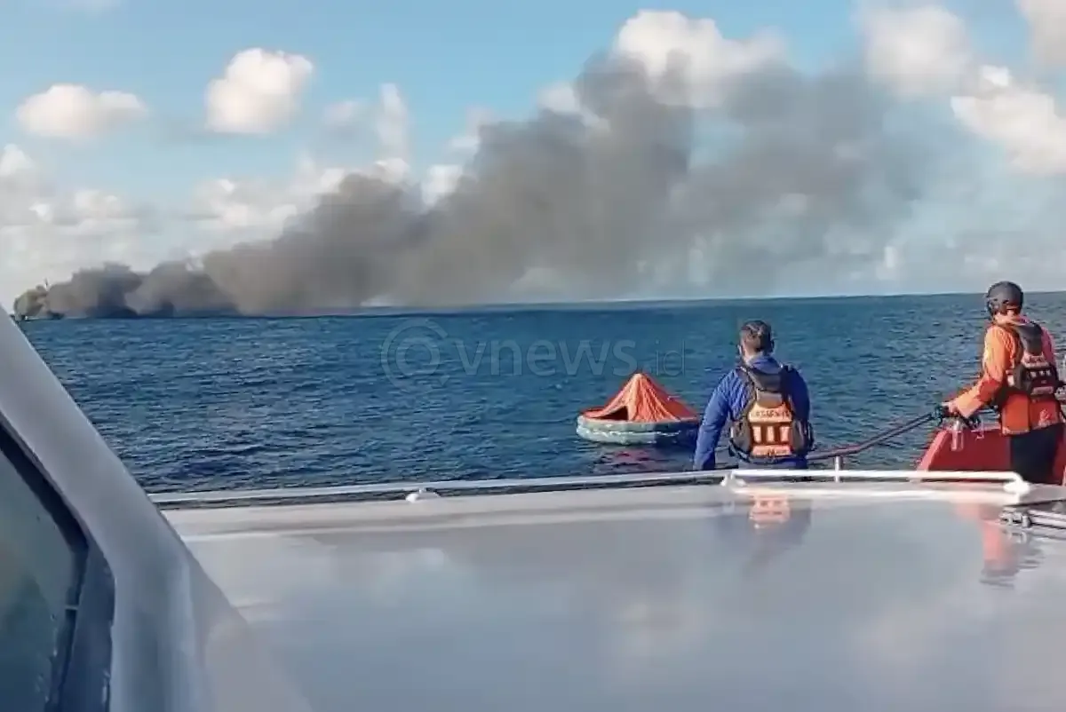 Kapal KMP Putri Yasmin Terbakar di Perairan Selat Lombok Sekotong