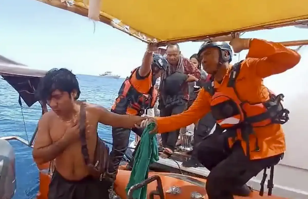 Kapal KMP Putri Yasmin Terbakar di Perairan Selat Lombok Sekotong